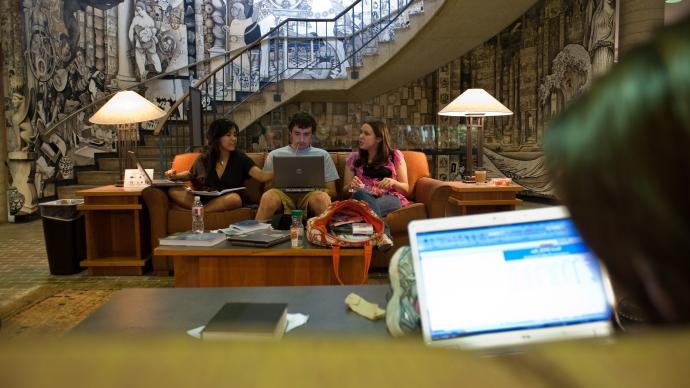学生 study together on a couch in Coates 图书馆