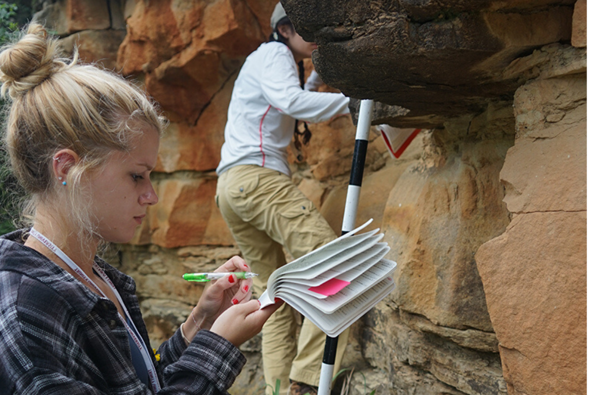 学生研究自然界中的一块石头