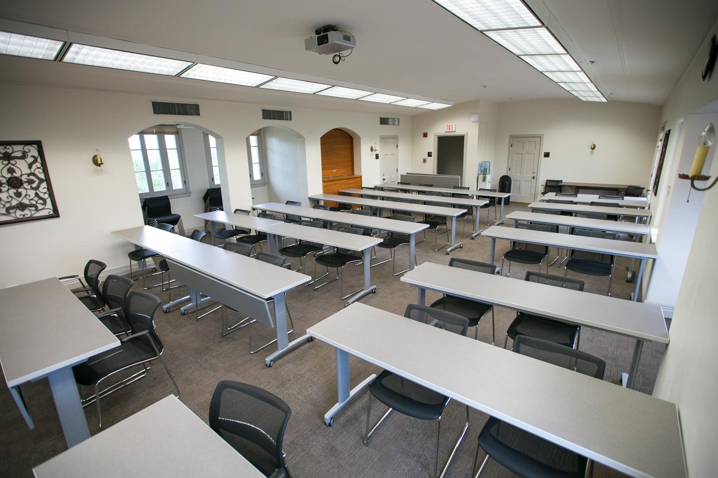 霍尔特中心三楼的教室里有七排桌子