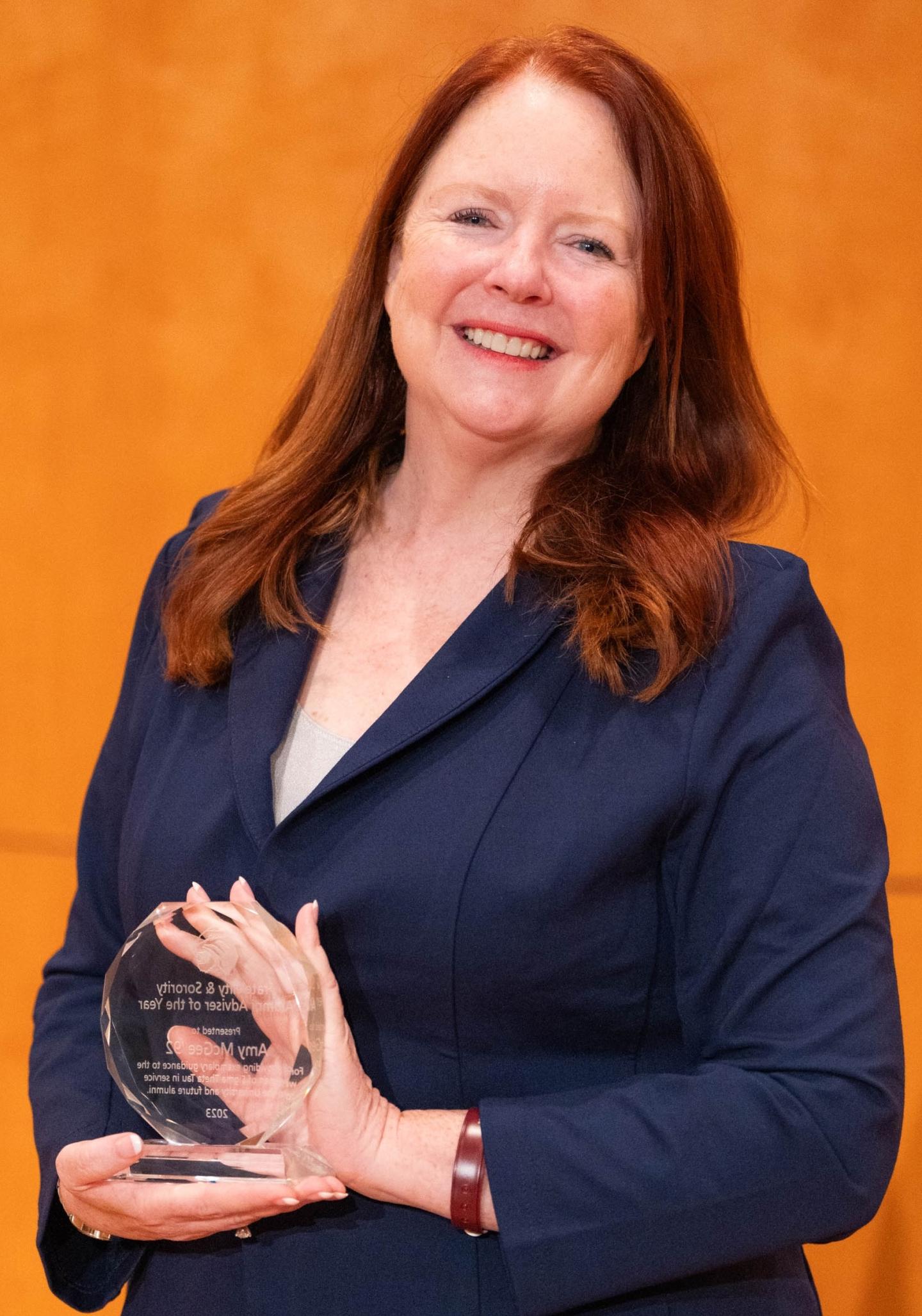 photo of Amy McGee '92 holding an 校友 Award