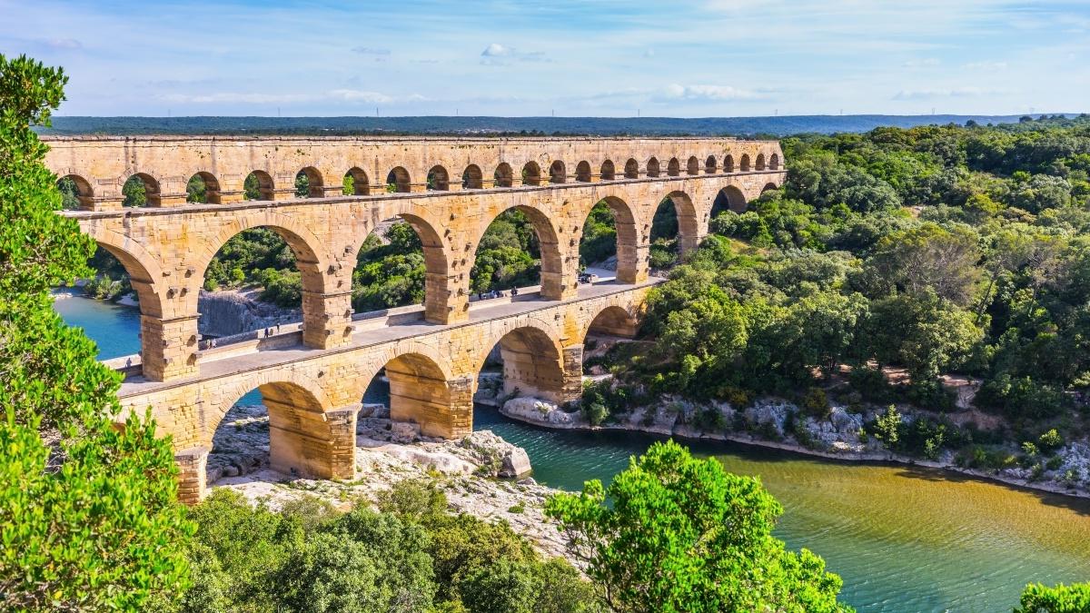 加德桥是一座三层古罗马渡槽，横跨法国南部的加东河